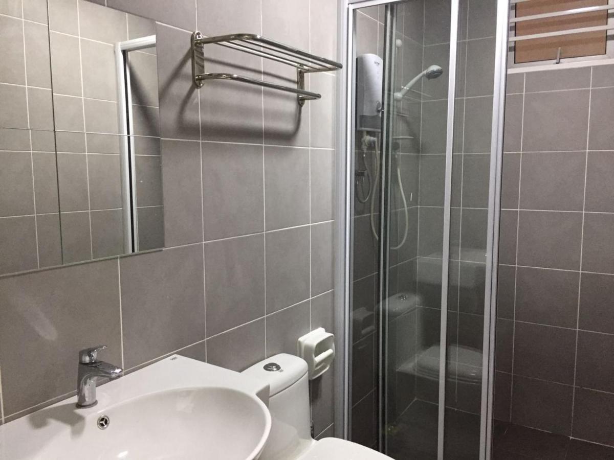 Del'S Guesthouse @ Southville Same Level With Pool Fits 8 Банги Экстерьер фото